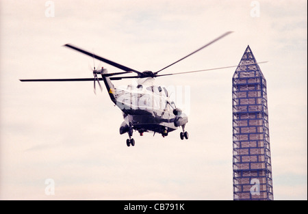 Präsident Bill Clinton fährt in Marine One Hubschrauber auf seinem Weg nach Camp David 28. März 1999. Clinton traf später mit seinem Team die nationale Sicherheit, die Lage im Kosovo zu diskutieren. Stockfoto