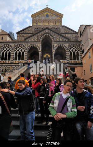 Cattedrale di Sant' Andrea, stammt ursprünglich aus dem frühen 10. Jahrhundert und die bunten Einwohnwrn ist ein Bildinventars des 13. Stockfoto