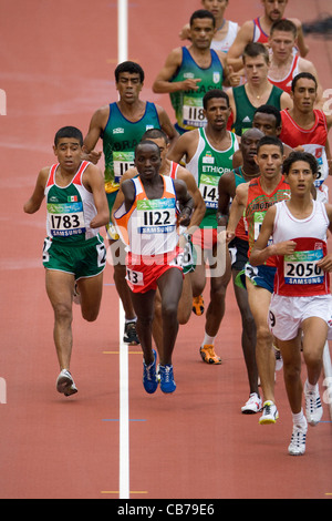 sportlichen Wettkampf auf die Paralympischen Spiele 2008 zeigen Männer Athleten laufen in Herren-5000-Meter-Rennen für Amputierte Stockfoto