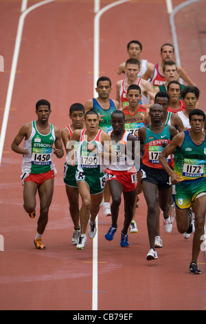 sportlichen Wettkampf auf die Paralympischen Spiele 2008 zeigen Männer Athleten laufen in Herren-5000-Meter-Rennen für Amputierte Stockfoto