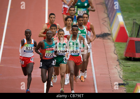 sportlichen Wettkampf auf die Paralympischen Spiele 2008 zeigen Männer Athleten laufen in Herren-5000-Meter-Rennen für Amputierte Stockfoto