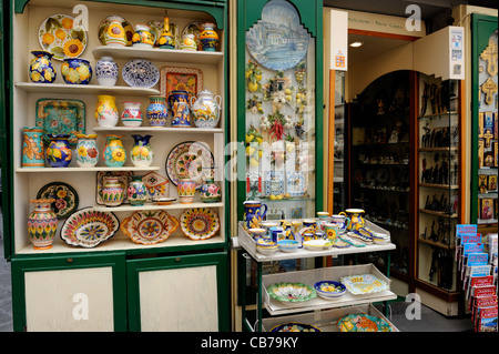 Souvenir-Shops auf der Piazza del Duomo verkaufen bunten Keramikarbeiten, Bücher, religiöse Gegenstände und vieles mehr. Die Piazza del Duomo Stockfoto