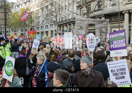 30.11.2011 London UK. Gewerkschaftsführer und Beschäftigten im öffentlichen Dienst März bei der größten Demonstration in London gegen Kürzungen auf Renten Stockfoto