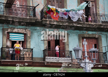 Balkon in einem Haus vor dem Capitolio, Havanna (La Habana), Kuba Stockfoto