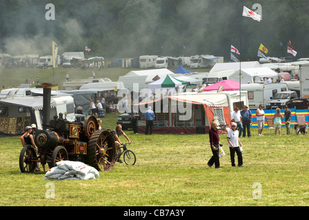 Besucher genießen die Sommersonne bei der Wiston Park Steam Rally in West Sussex. Stockfoto