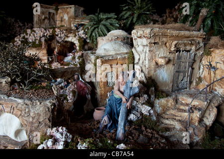 Eine künstlerische Krippe gebaut aus Polyäthylen und bevölkert mit biblischen Figuren für Show während der Weihnachtszeit in Xaghra in Malta. Stockfoto