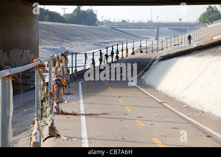 Plastiktüten und anderer Schmutz fangen auf Geländer der Radweg nach einem großen Regen Sturm entlang Ballona Creek, Culver City, CA Stockfoto