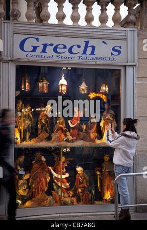 Katholischen Weihnachten Statuetten zu verkaufen - als Haus Dekor - auf Gozo in Malta verwendet werden. Stockfoto