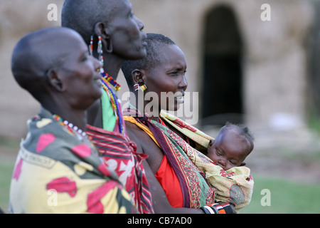 Masai Frauen in ihrem Dorf im Masai Mara National Reserve, Kenia, Ostafrika. 2/2009. Foto: Stuart Boulton/Alamy Stockfoto