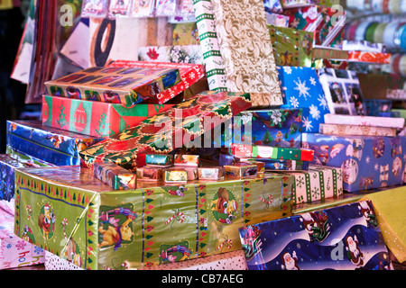 Stapel von leuchtend bunten Geschenkboxen zum Verkauf auf Weihnachtsmarkt Mercado Medellin Roma Stadtteil Mexiko-Stadt Mexiko Stockfoto