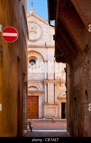 Zwei junge Mädchen spielen unterhalb der Kathedrale in Piazza Pio, Pienza Toskana Italien Stockfoto