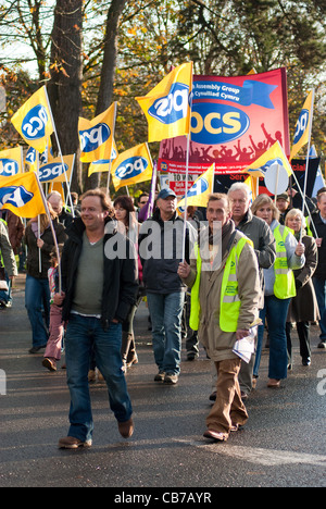 N30 Streik des öffentlichen Sektors und Rallye in Cardiff, November 2011. Demonstranten werden angezeigt, halten Plakate, wie sie zu der Kundgebung marschieren. Stockfoto