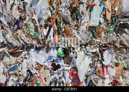 Stapel von Papier. Recycling-Center, Los Angeles, Kalifornien, USA Stockfoto