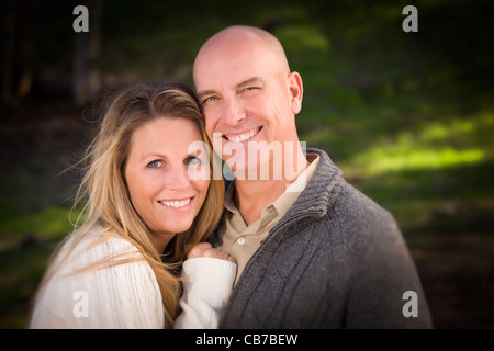 Attraktives Paar tragen Pullover draußen im Park. Stockfoto