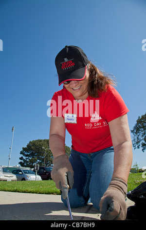 Keller Williams Freiwillige helfen aufräumen an John Adams Middle School in Santa Monica. Stockfoto