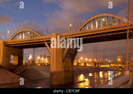 6. Straße Brücke über den Fluss Los Angeles, die Innenstadt von Los Angeles, Kalifornien, USA Stockfoto