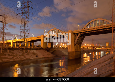 6. Straße Brücke über den Fluss Los Angeles, die Innenstadt von Los Angeles, Kalifornien, USA Stockfoto