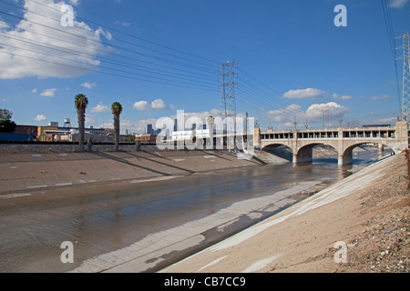 7. Straße Brücke über den Fluss Los Angeles, die Innenstadt von Los Angeles, Kalifornien, USA Stockfoto