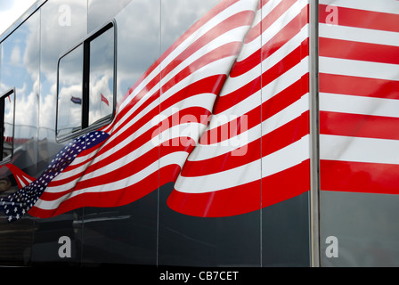 Eine fachmännisch Airbrush amerikanische Flagge auf der Seite ein Wohnmobil gemalt erscheinen drei dimensionale. Stockfoto