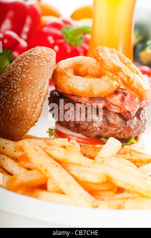 Amerikanischen Hamburger Sandwich mit Zwiebelringen Stockfoto