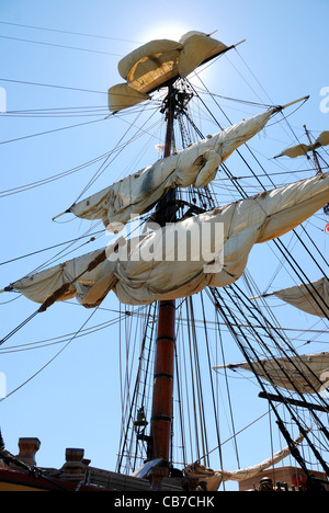 Die Takelage und Segel von der HMS Bounty für Segeln vorbereitet wird. Tragischerweise sank das Schiff während Hurrikan Sandy 2012 Stockfoto