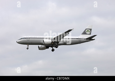 Aer Lingus Airbus A320-214 EI-DVM in Retro-Lackierung auf Ansatz nach Heathrow: bewölkter Himmel Stockfoto