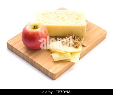 gesunder Snack - Scheiben Käse; Nussbaum und roten Apfel präsentiert auf einem Holzbrett Stockfoto