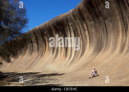 Reife Frau im Wave Rock, in der Nähe von Hyden in Western Australia. Stockfoto