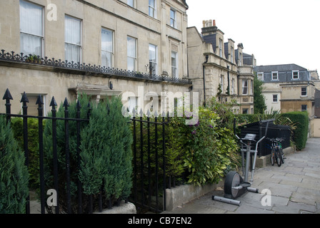 Heimtrainer und Zyklus links auf dem Bürgersteig im Lansdown Road, Bad BA1 Somerset England United Kingdom Stockfoto