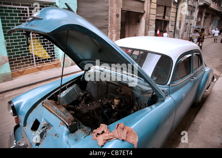 Oldtimer mit eine offene Haube, Havanna (La Habana), Kuba Stockfoto