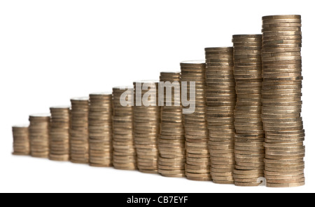 Stapel von 1-Euro-Münzen vor weißem Hintergrund Stockfoto