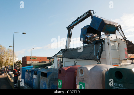Ein Paperbank über ein recycling LKW zum Entleeren gehisst Stockfoto