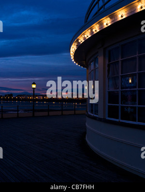 Ende des Worthing Art Deco Pier in der Nacht mit weißen Leuchten Stockfoto