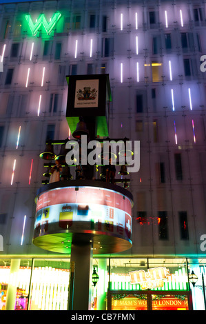 Die umgesiedelten Schweizer Uhr außerhalb des W-Hotels am Leicester Square in der Nacht. Stockfoto