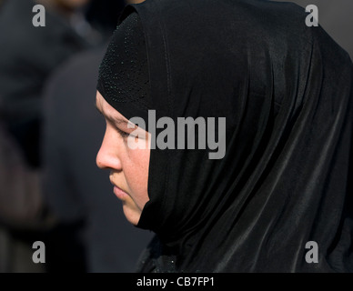 Porträt eines muslimischen Mädchens einen traditionellen schwarzen Hijab zu tragen. Stockfoto