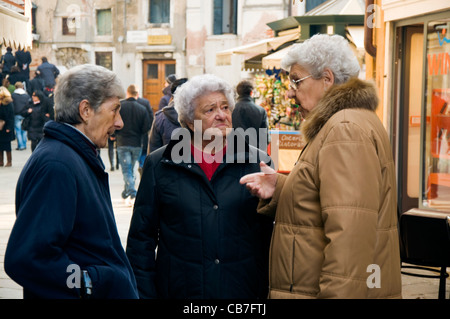 Besorgt ängstlich venezianischen Frauen sprechen auf der Straße, beim Einkaufen Stockfoto