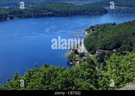 Blick auf den Yachthafen von Edersse gesehen von der Burg Waldeck in Hessen Stockfoto