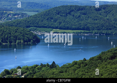 Blick auf den Yachthafen von Edersse gesehen von der Burg Waldeck in Hessen Stockfoto