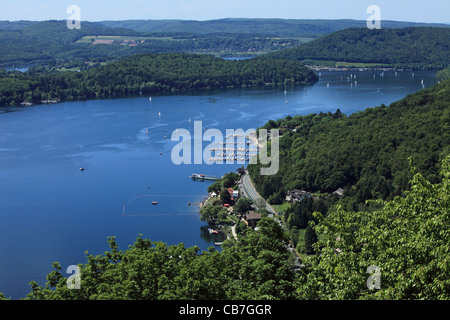 Blick auf den Yachthafen von Edersse gesehen von der Burg Waldeck in Hessen Stockfoto