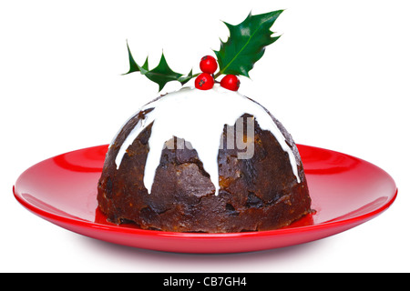 Foto von eine gedämpfte Christmas Pudding mit Sahne und Holly an der Spitze isoliert auf einem weißen Hintergrund. Stockfoto