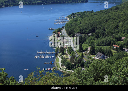 Blick auf den Yachthafen von Edersse gesehen von der Burg Waldeck in Hessen Stockfoto