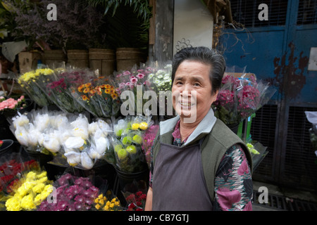 Chinesin, Verkauf von Blumen am Strassenlokal Aberdeen, Hongkong, Sonderverwaltungsregion Hongkong, china Stockfoto