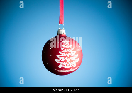 Rot Weihnachten Spielzeug Ball hängen, das rote Band vor blauem Hintergrund Stockfoto