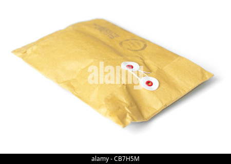 geschlossenen gelben Post Paket isoliert auf weißem Hintergrund Stockfoto