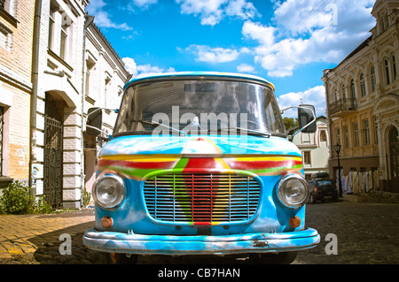 schön bemalten alten Auto stehen in der Straße der alten Stadt, blau bewölktem Himmel im Hintergrund Stockfoto