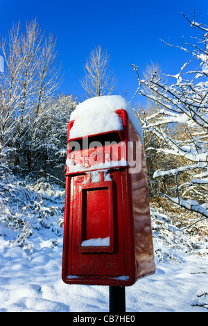 Einen roten royal Mail-Briefkasten im Schnee Stockfoto