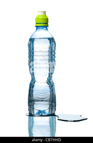 blaue Flasche Wasser mit kleinen Bläschen im inneren Reflexion unten und Pfütze neben. Isoliert auf weißem Hintergrund. Stockfoto