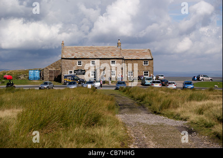 Stonesdale Moor, nähert sich Tan Hill Inn höchsten Pub in Großbritannien, Pennine Way in der Nähe von Keld Yorkshire Dales National Park, North Yorkshire, England Stockfoto