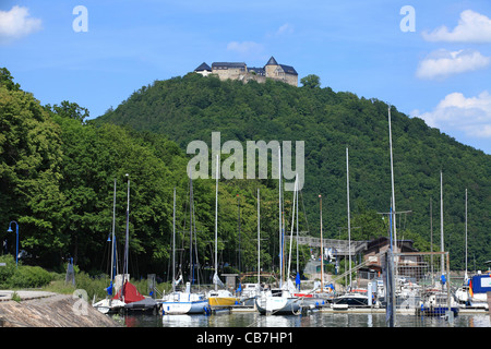 Blick auf den Yachthafen Edersee und Schloss Waldeck in Hessen Deutschland Stockfoto