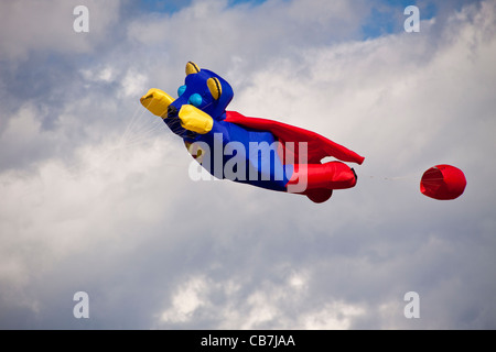 Superman Kite fliegt im Bug Light Park in Portland Harbor, Maine. Stockfoto